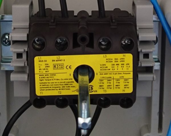 IP67 WANDSTECKDOSE 16A/400V/5P ABSCHALTBAR mit DIN-Schiene 5TE